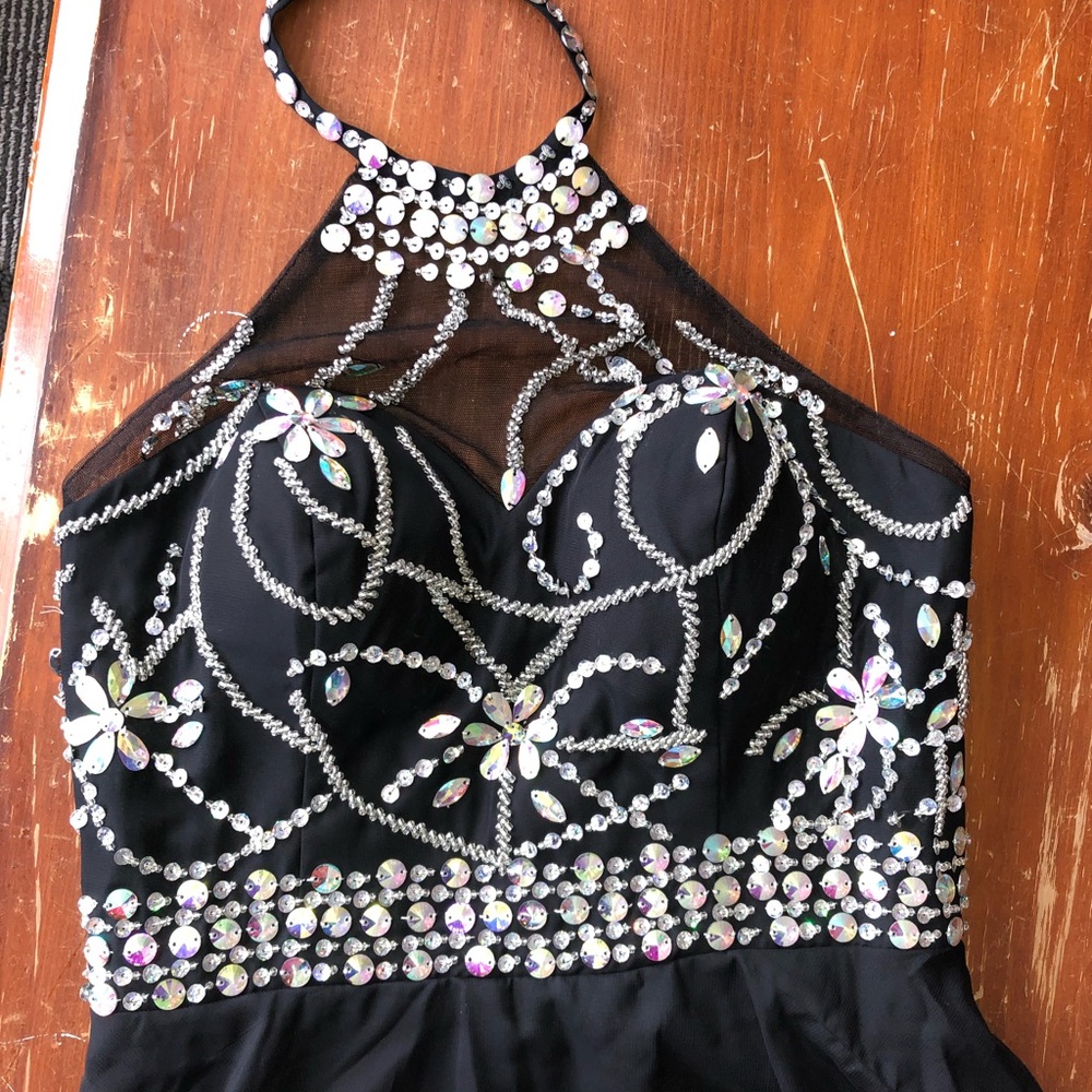 Elegant Black Halter Prom Dress - Picture 2 of 6